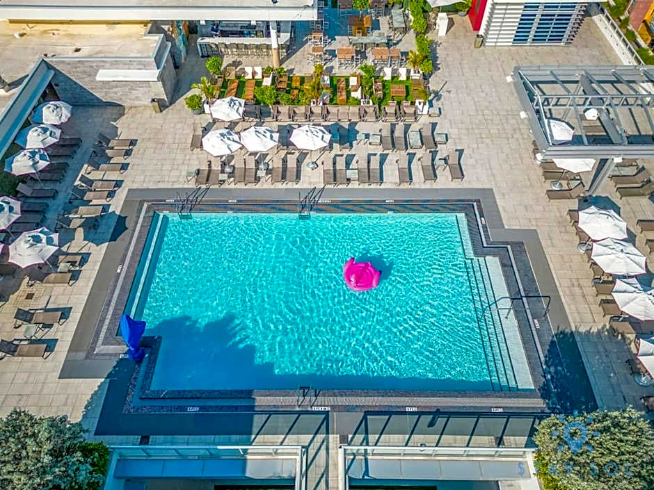 Hot tub & Rooftop pool- Near Beach