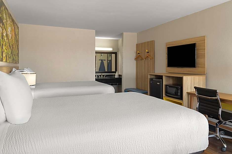 Days Inn & Suites by Wyndham Byram