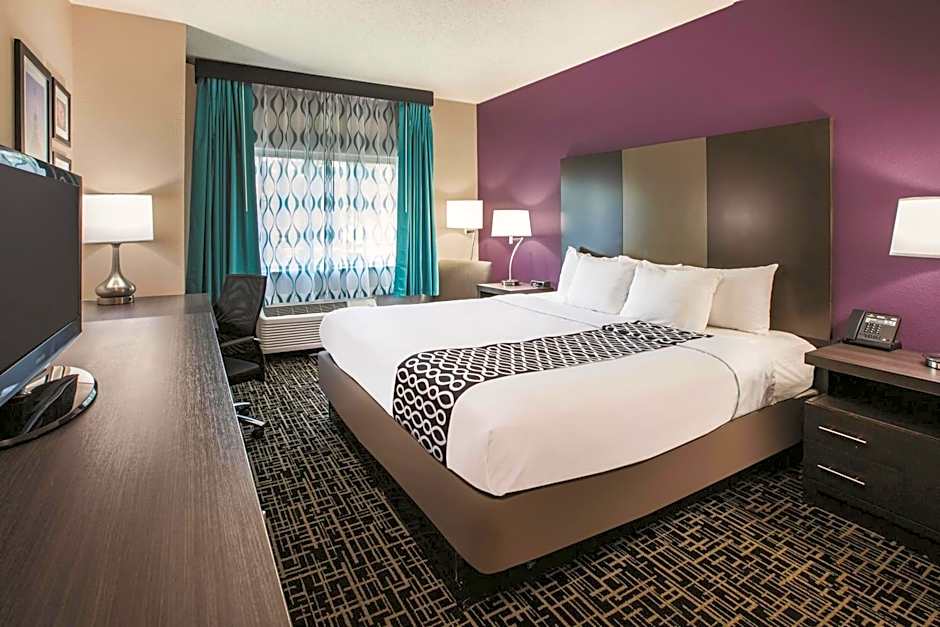 La Quinta Inn & Suites by Wyndham Indianapolis North At Pyramids