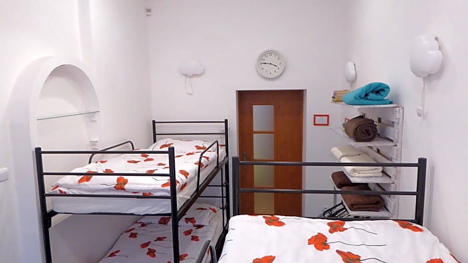 FlyFly Hostel , darmowy parking , rezerwuj przez urządzenia mobilne -10 procent