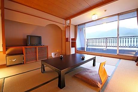 Japanese-Style Twin Room with Bath and Lake View