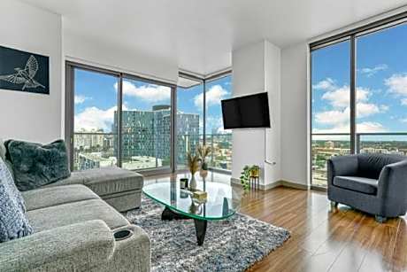 Modern Luxury 2 Bed with Panoramic City Views in Downtown LA