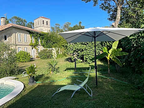 GITE 33 m2 - STUDIO avec kitchenette , espace salon, TV, 2 personnes PISCINE WIFI CLIM près Saint EMILION et du Périgord