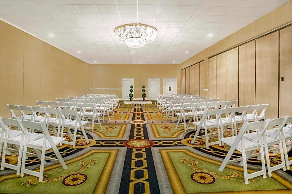 Ramada Plaza by Wyndham Fayetteville Fort Bragg 