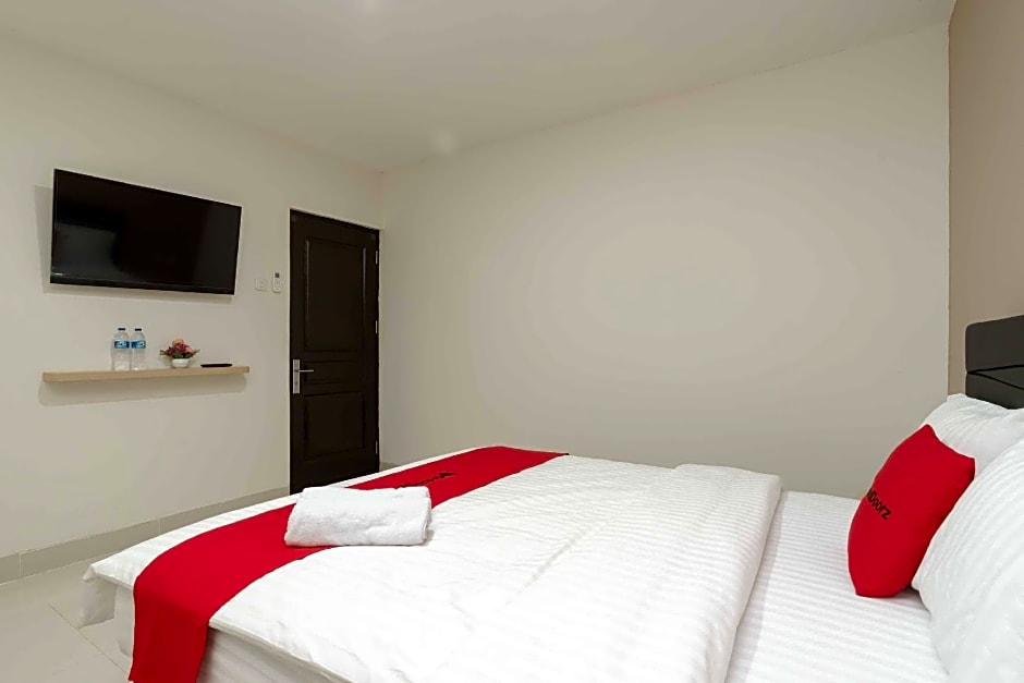 RedDoorz Plus near Eka Hospital BSD 5