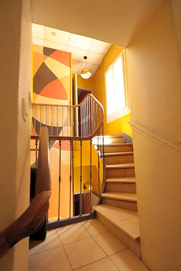 Hôtel Des Arts, Artisanal et Indépendant