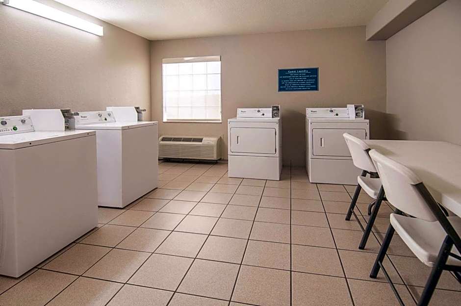 La Quinta Inn & Suites by Wyndham San Antonio Brooks City Base