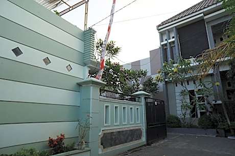 OYO Life 93045 Kost Putra Bu Ketut
