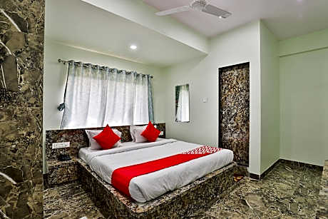 OYO 24833 Hotel Silver