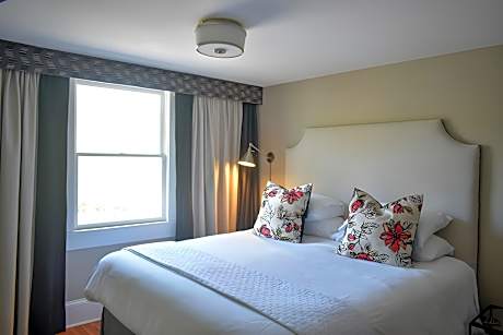 Suite 4-Standard-Suite-Private Bathroom-Street View