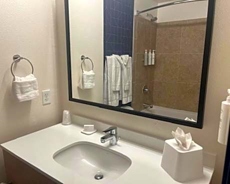 2 Queen Beds Mobility Accessible With Bathtub