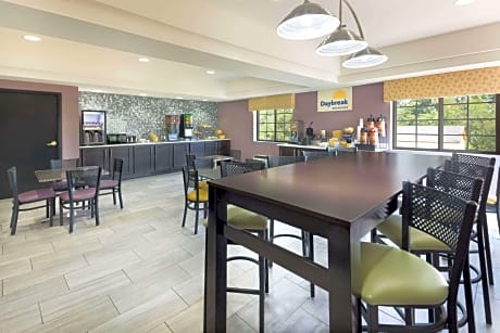 Days Inn & Suites by Wyndham Union City