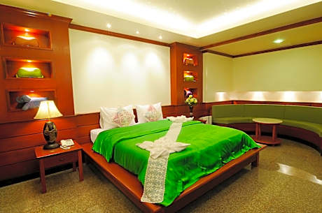 King Studio with Sofa Bed