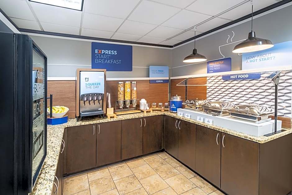 Holiday Inn Express Forsyth By IHG