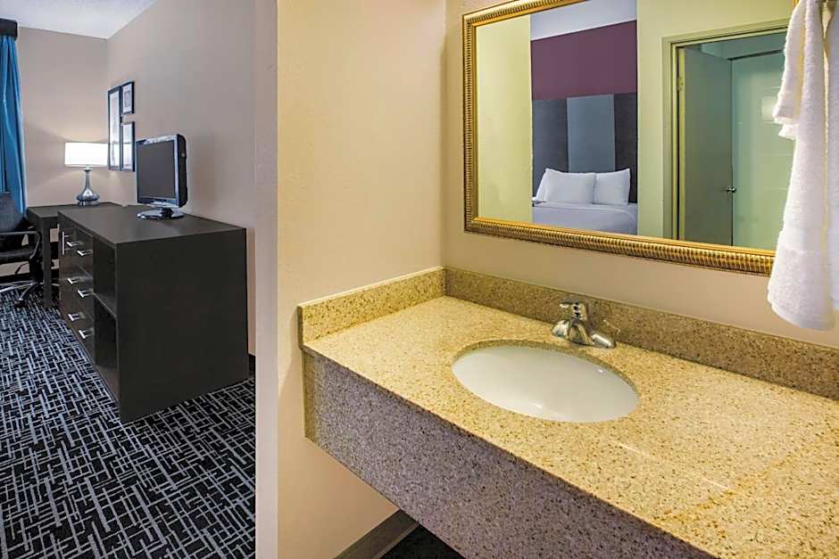 La Quinta Inn & Suites by Wyndham Indianapolis North At Pyramids