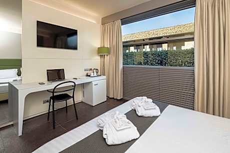 1 Queen Bed Non-Smoking Standard Room