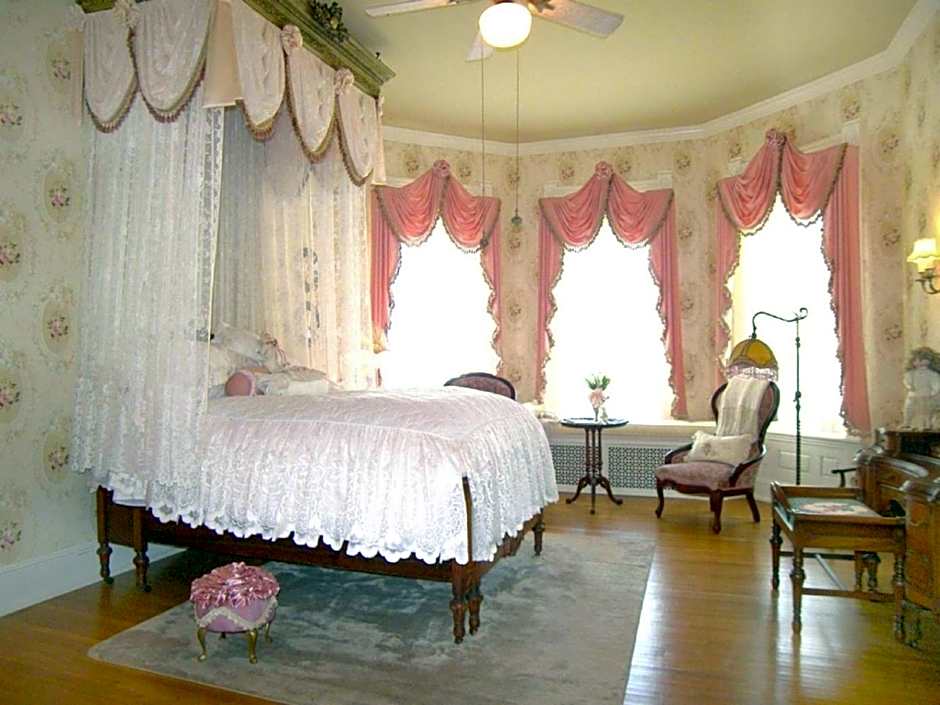 Alexander Mansion  Bed and Breakfast