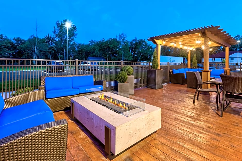 Holiday Inn Express & Suites Milan - Sandusky Area By IHG