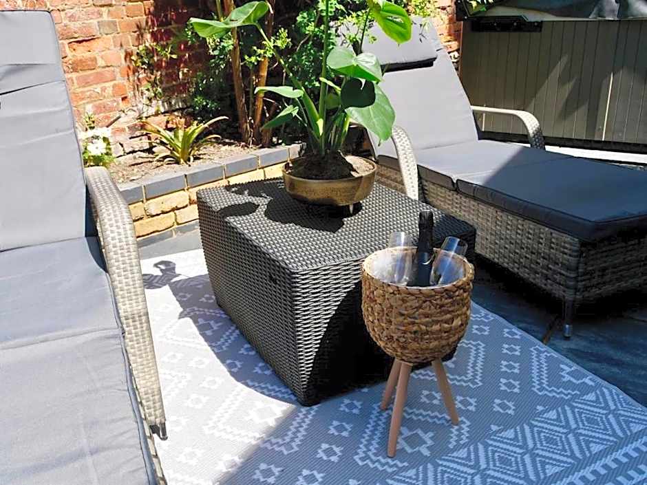 Executive Suite with Private HotTub, Full SkyTV in 600 Year Old Manor House