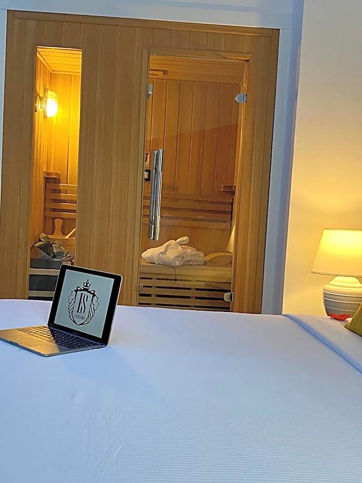 Escape Luxury Suite - CA Domus Collection