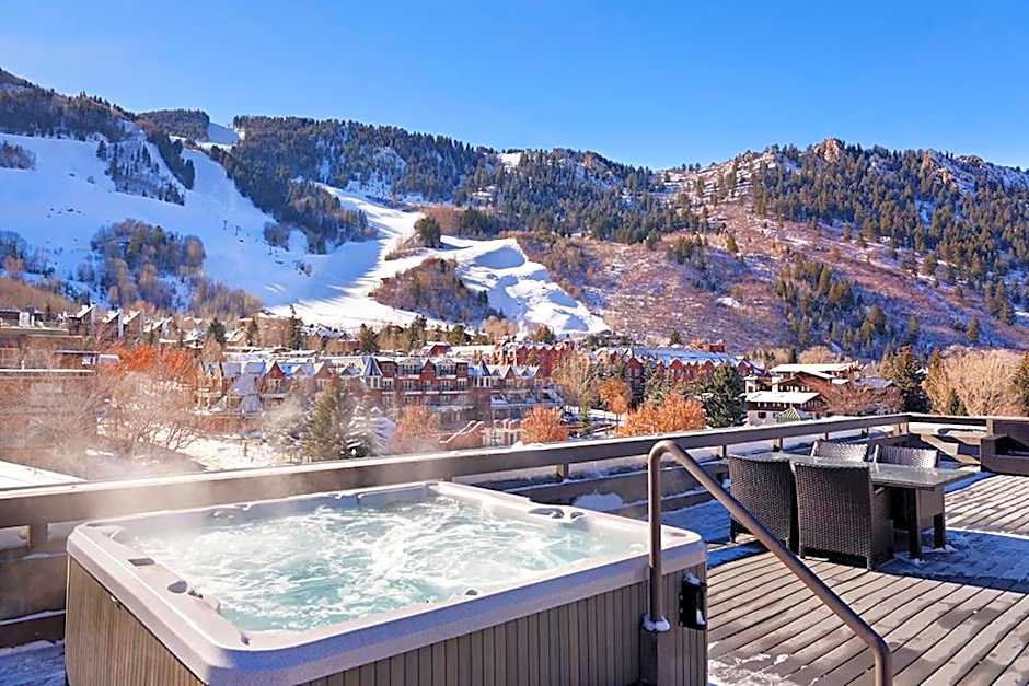 Independence Square Unit 309, Downtown Hotel Room with A/C in Aspen, Wet Bar & More