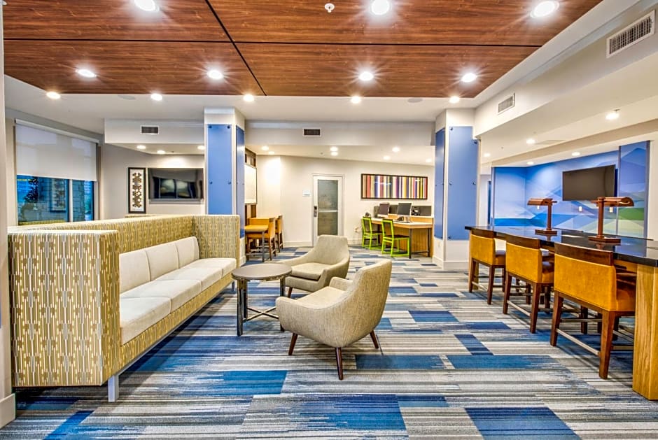 Holiday Inn Express & Suites - Farmers Branch, an IHG Hotel
