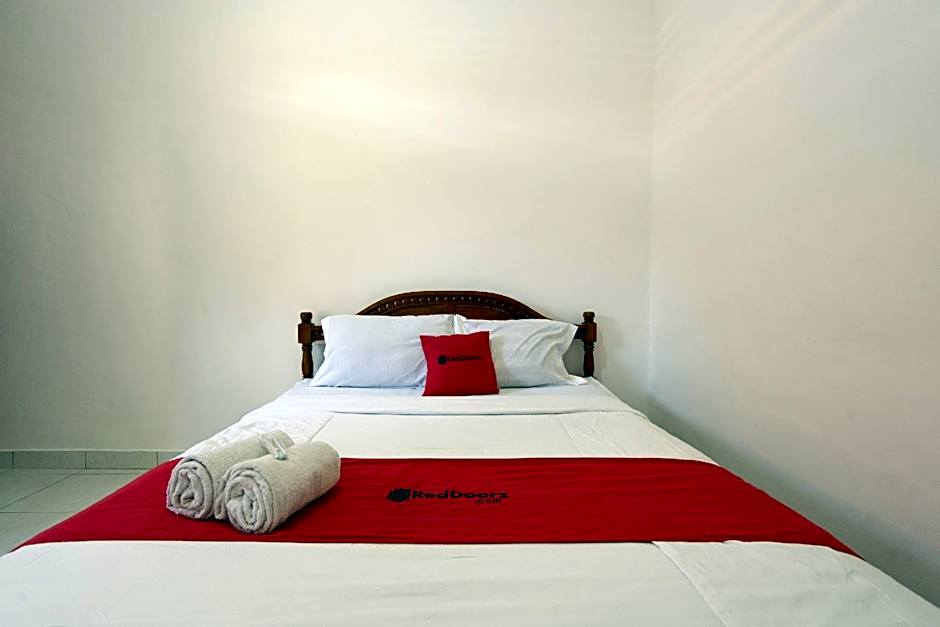 RedDoorz near Buleleng Harbour 2
