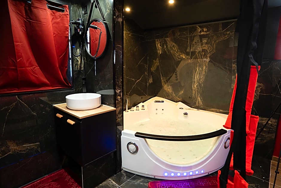 Capsule Secret - Jacuzzi - Netflix & Home cinéma - Jeux de couple - Barre de pole dance