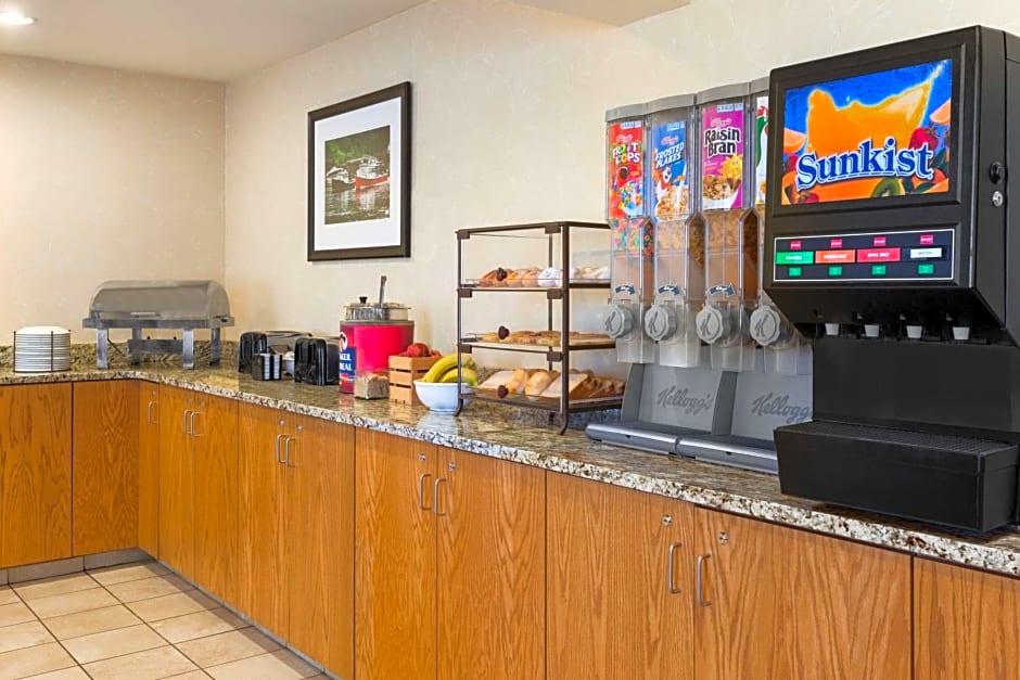 Country Inn & Suites by Radisson, Holland, MI