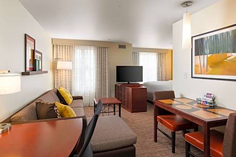 Studio King Suite with Sofa Bed - Mobility Accessible with Tub