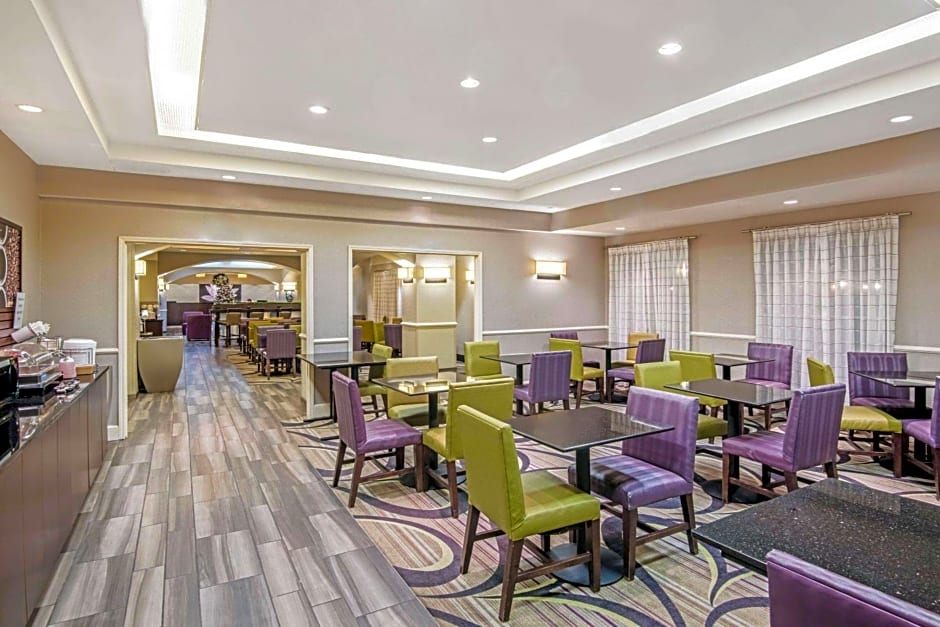 La Quinta Inn & Suites by Wyndham San Antonio Airport