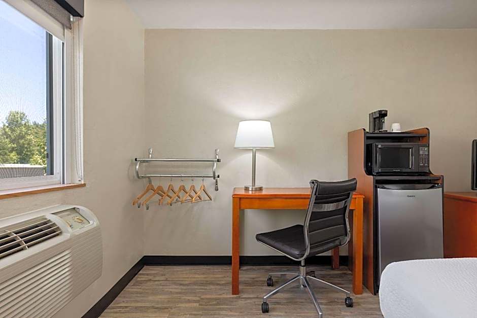 Super 8 by Wyndham Roseburg