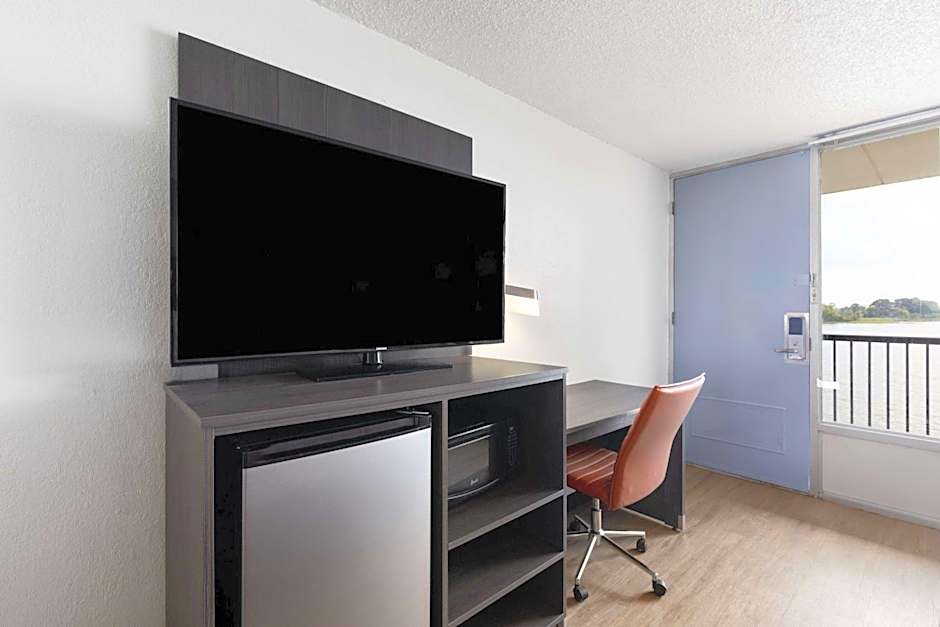 Super 8 by Wyndham Riverside AL