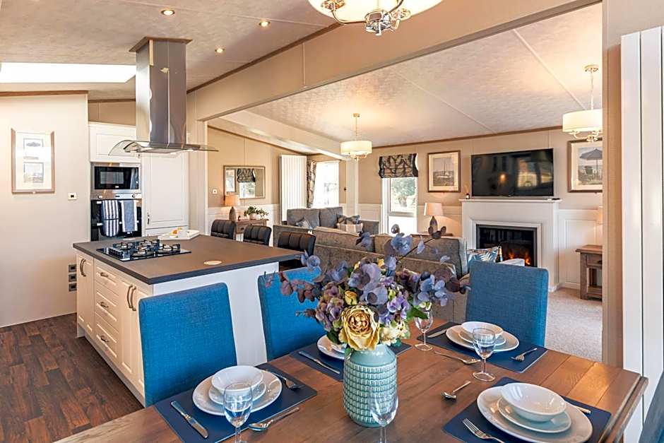 Sutton Lodge with Hot Tub