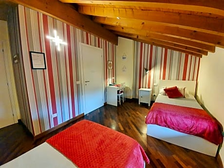 Deluxe Twin Room with Private Bathroom