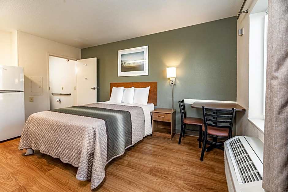 HomeTowne Studios Fresno - West