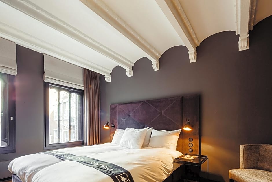 Post-Plaza Hotel & Grand Café