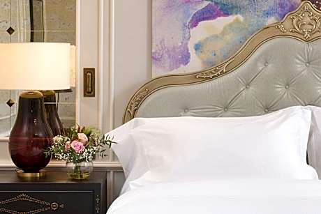 Bette Davis Suite, 1 Bedroom Suite, 1 King, River view, Corner room, High floor