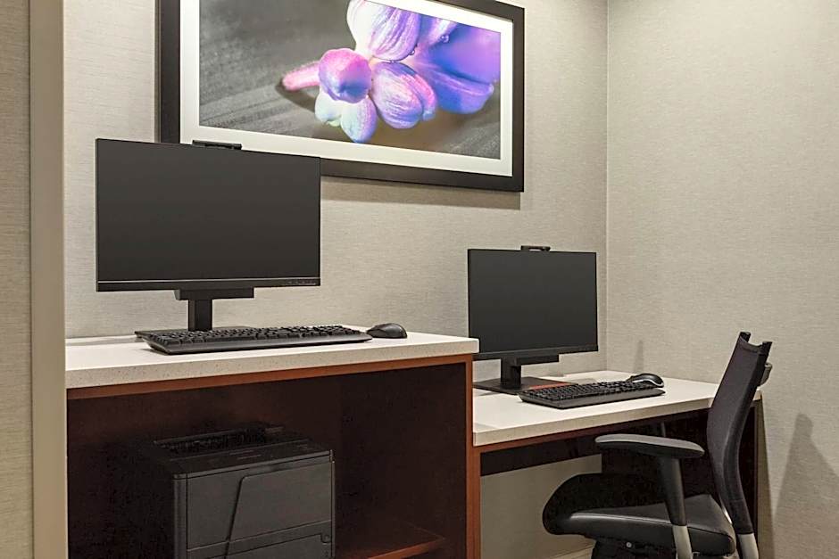 La Quinta Inn & Suites by Wyndham Arlington North Six Flags Drive