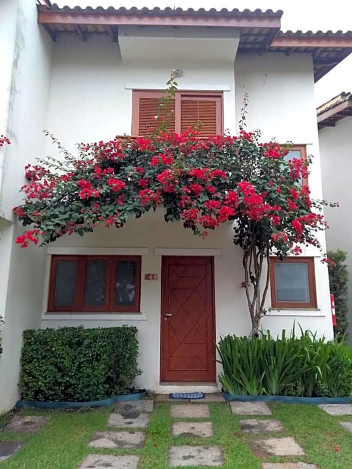 Casa em Juquehy, condomínio com piscina, área verde a 700 m da praia