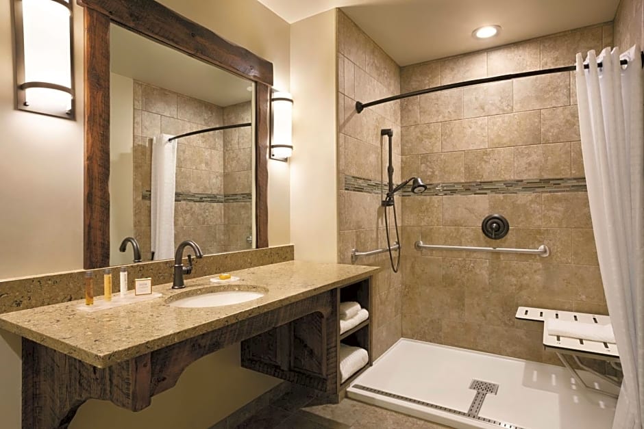 Glacier International Lodge