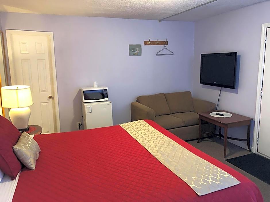 Photo 1 of 4 of Honeymoon Suite, Hot Tub