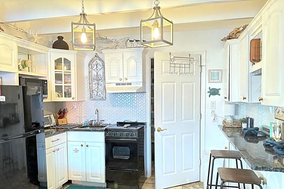 ON THE BEACH! COUPLES GETAWAY,HONEYMOON SWEET, Perfectly Cozy Beach Front Condo, full kitchen, pool, free parking,CHECK-IN AT DOOR