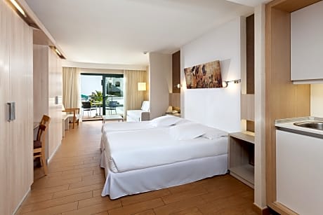 FAMILY ROOM POOL VIEW 2 ADULTS + 2 CHILDREN