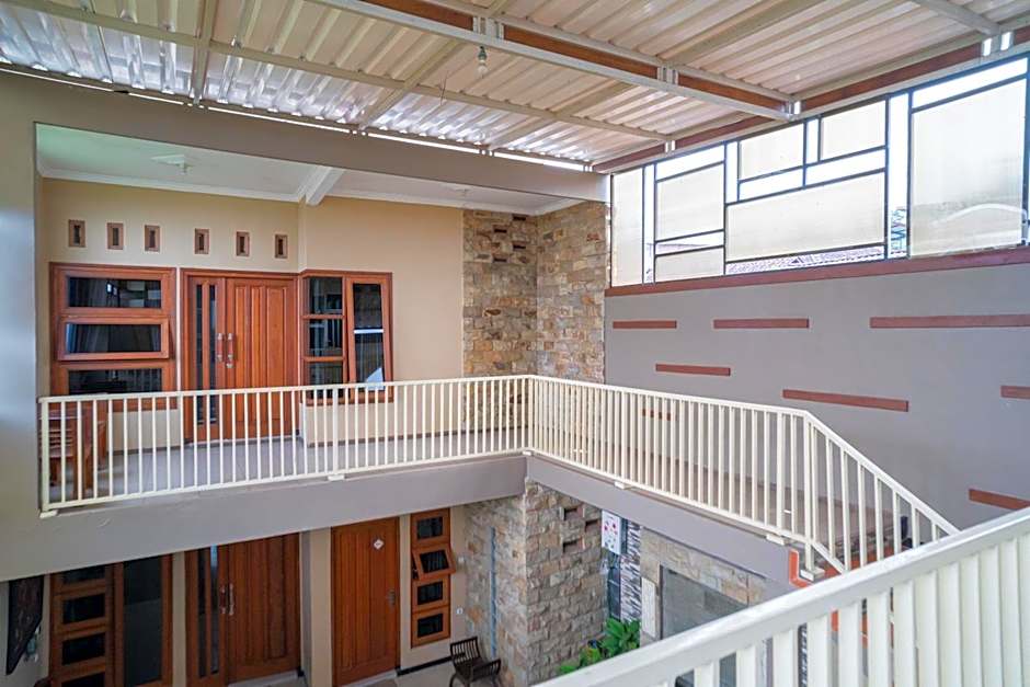 RedDoorz At Villa Akbar 3