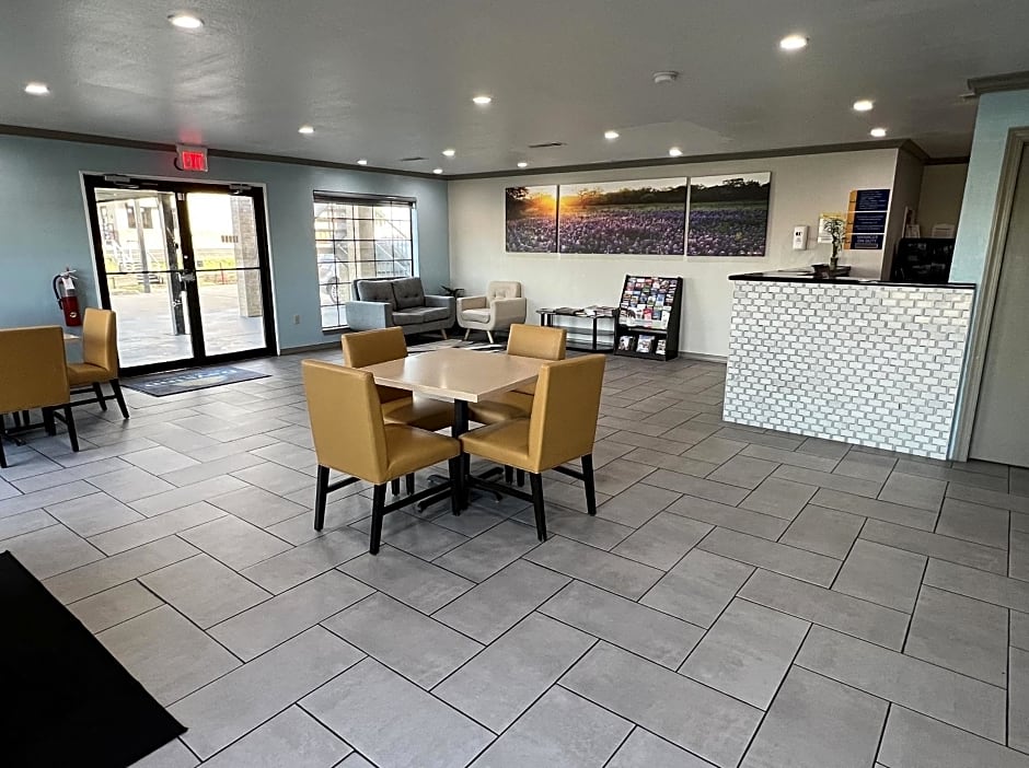 Days Inn & Suites by Wyndham - Canton First Monday Trade Days