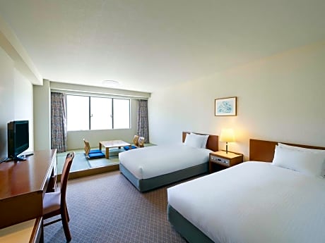 Japanese-Western Style Privilege Room with Two Single Beds and One Futon Bed