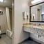 Econo Lodge Inn & Suites