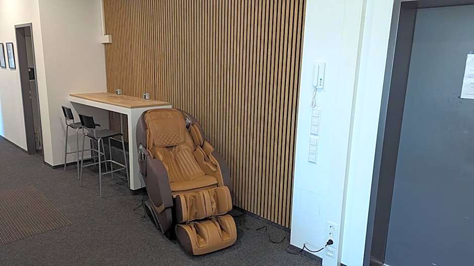 BUSINESS-MOTEL free WiFi & massage, air-con, XXL-Parking