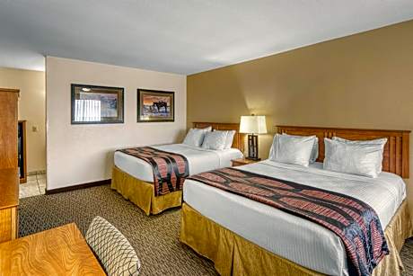 2 QUEEN BEDS,NSMK,MICFRIG,HSIA,IRON, HAIR,COFMKR,FULL BREAKFAST
